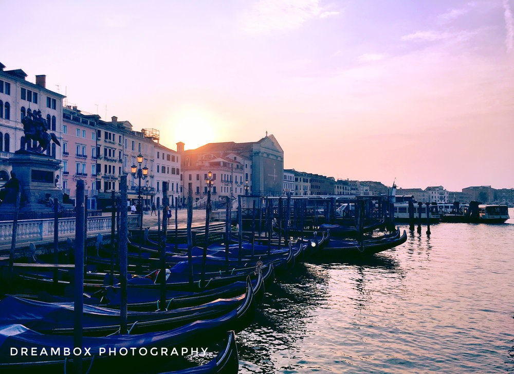  I took this photo on our very last day; we woke up at 5 in the morning to get on the taxi boat to go back to the airport.  If you want to tour Italy and hate the crowd, I'd suggest you wake up really early every morning to go out.  As you can see, there were hardly any one out. 
