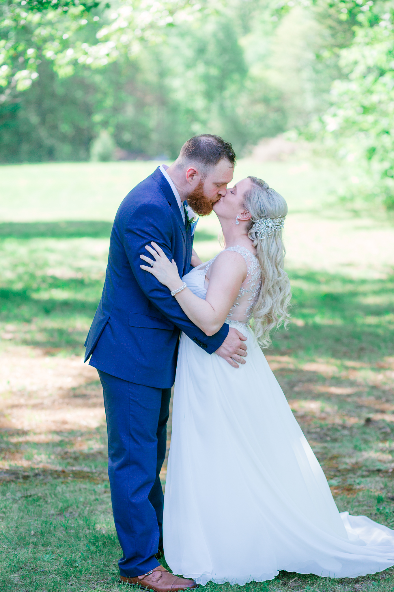bride-groom-kiss