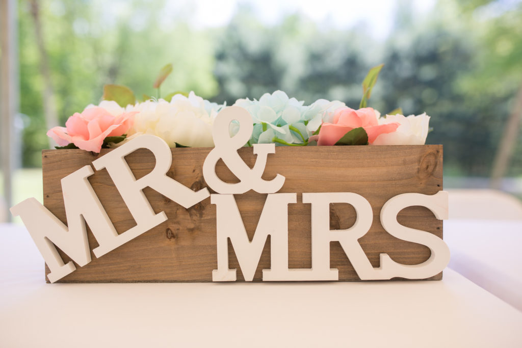 mr-and-mrs-sign-flower-bos