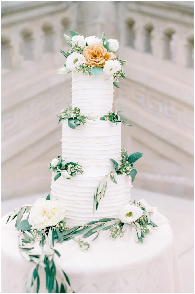elegant-tiered-wedding-cake-with-vines