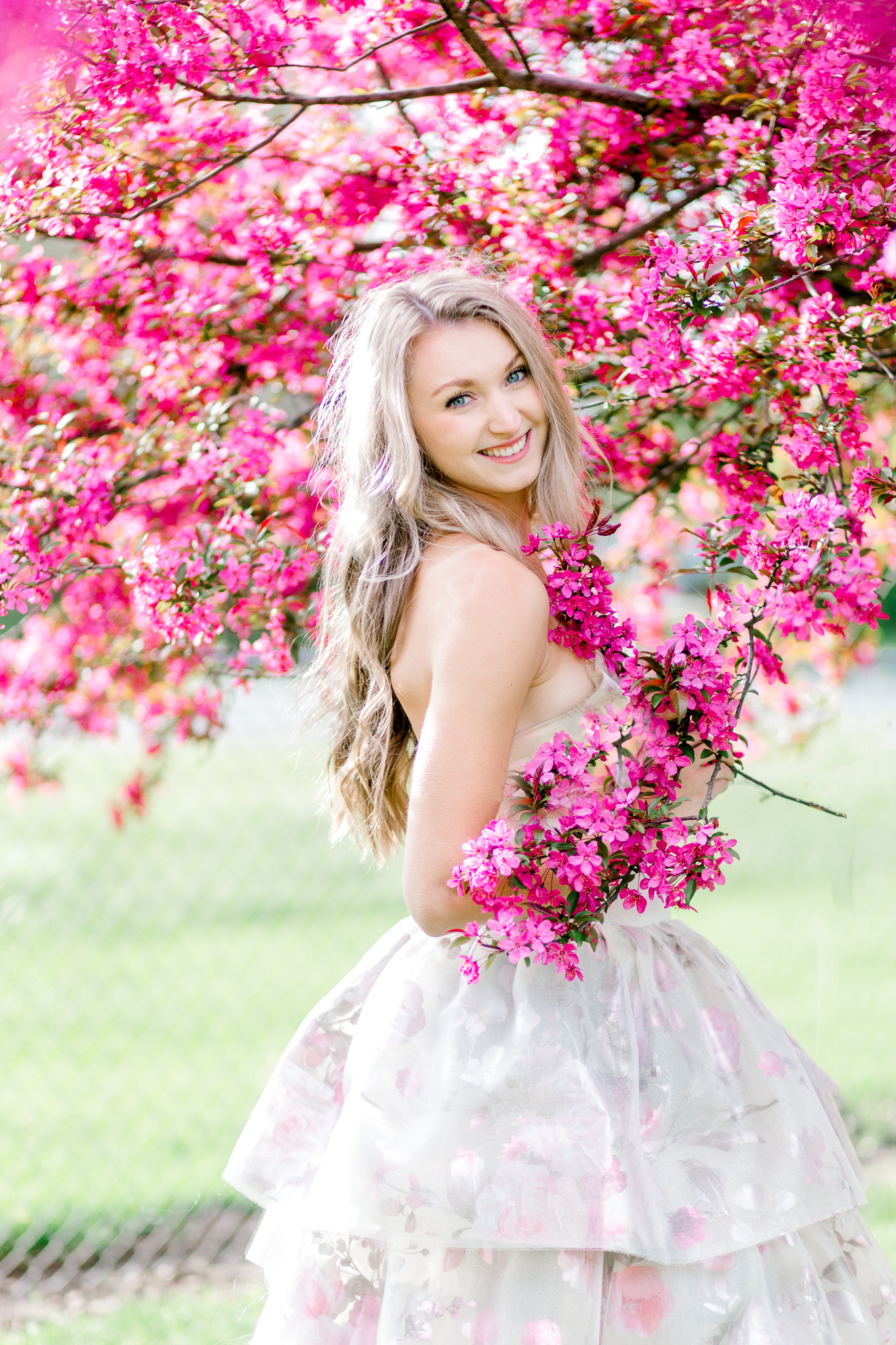 senior pictures with pink flowers