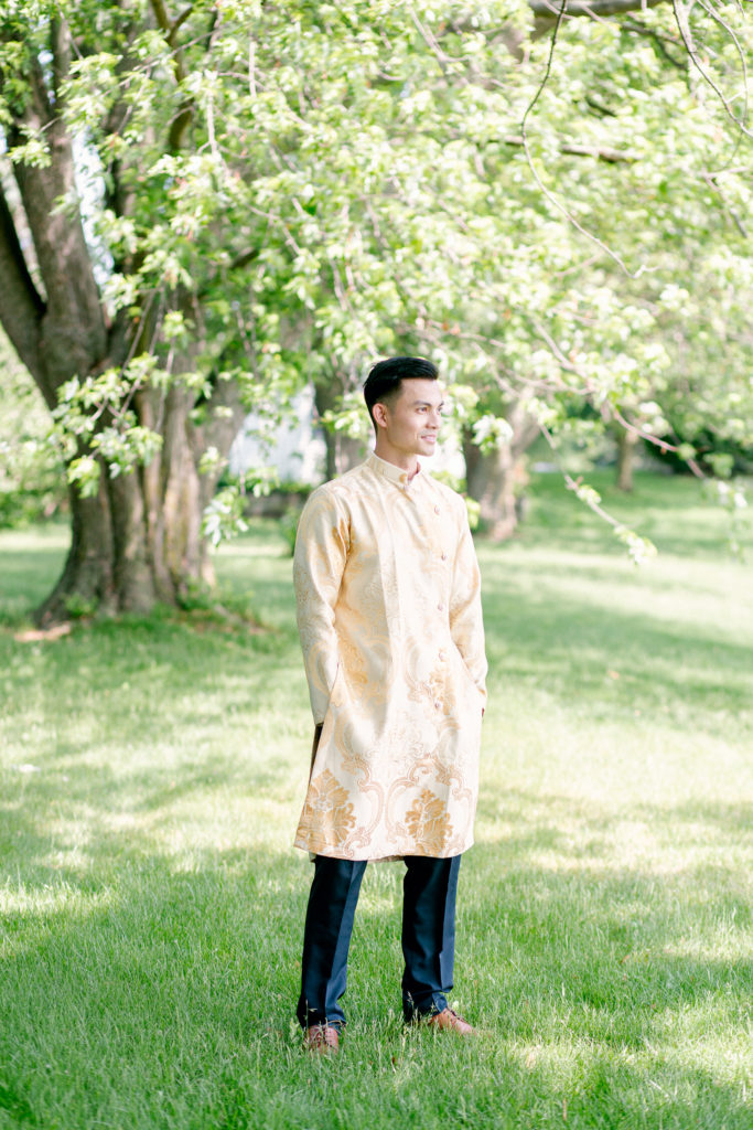 Vietnamese-groom-gold-outfit